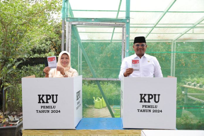 Pemilihan Umum 2024 Safrizal ZA dan Istri Nyoblos di TPS 17 Padanglama