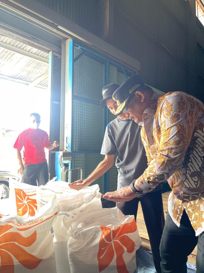 Sigap! Pj Gubernur Safrizal Lakukan Pengecekan Stok Bahan Pokok, Pastikan Siap dan Memadai