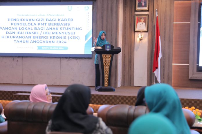 Gelar Sosialisasi Berbasis Pangan Lokal, Pj Ketua Penggerak PKK Safriati Safrizal Berikan Edukasi Bagi Kader PMT