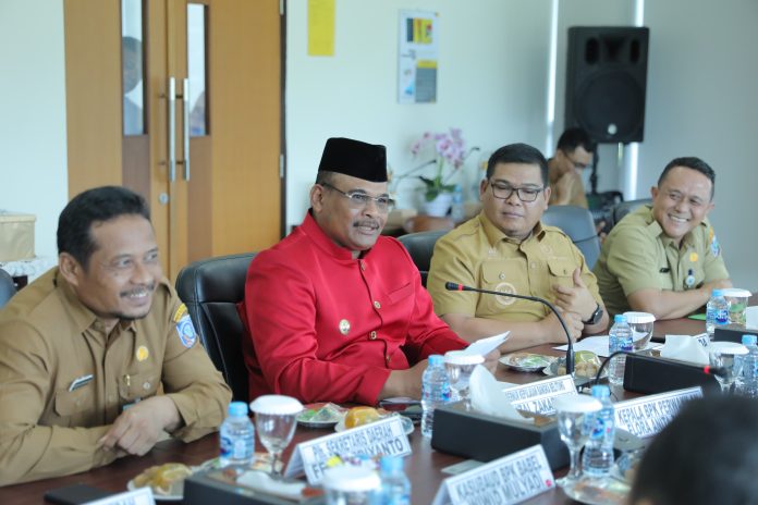 Pj Gubernur Safrizal Serahkan LPKD Unaudited ke BPK