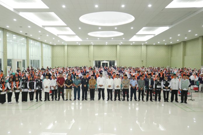 Lepas Jemaah Calon Haji, Pj Gubernur Safrizal Titip Doa Untuk Negeri Serumpun Sebalai