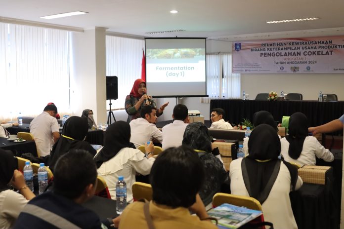 Safriati Safrizal Beri Motivasi Peserta Pelatihan Pengolahan Cokelat