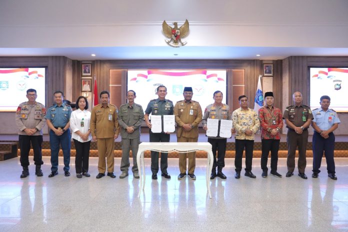 Serahkan Bantuan Dana Hibah, Pj Gubernur Safrizal Harapkan Pilkada Serentak Berjalan Baik