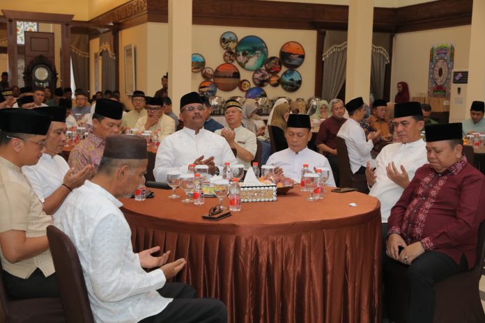 Walimatus Safar Jelang Ibadah Haji, Pj Gubernur Safrizal Beserta Istri Mohon Doa 