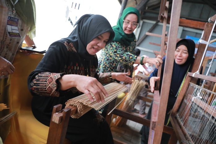 Kunjungi Pelatihan Kewirausahaan Lidi Nipah, Pj Ketua Dekranasda Safriati Safrizal Beri Motivasi para Pengrajin
