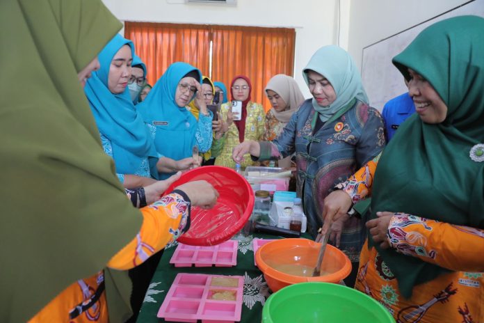 BKOW Babel Latih Anggota Mendaur Ulang Minyak Jelantah Jadi Sabun