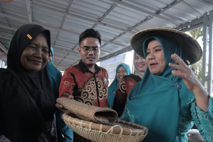 Dukung UP2K PKK, Safriati Safrizal Borong Hasil UMKM Basel