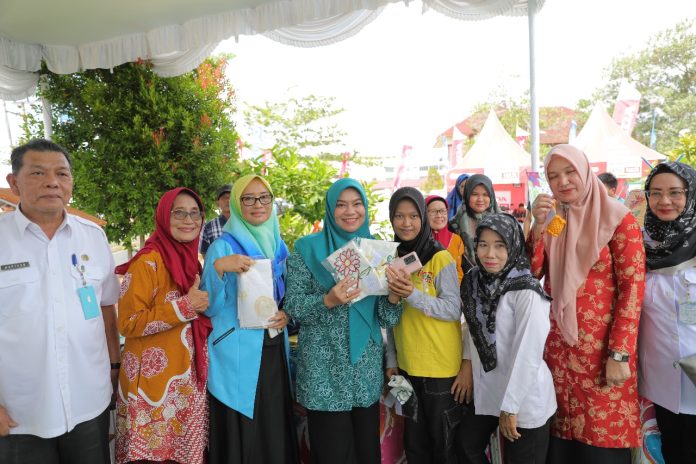 Pj Ketua TP PKK Safriati Jadikan Momentum Hari KUMKM Nasional sebagai Ajang Promosi