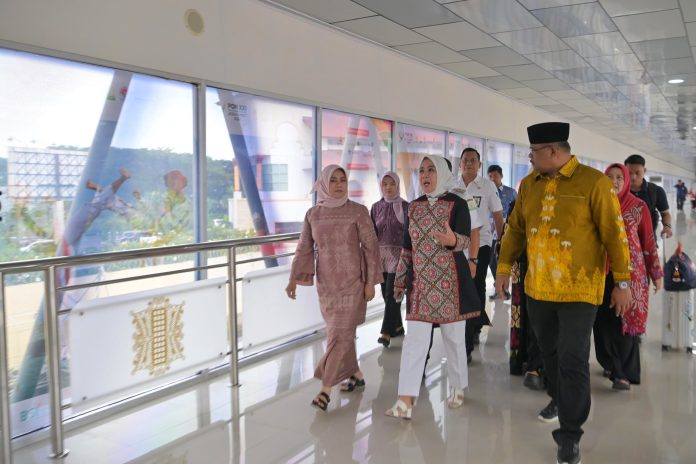 Pj Gubernur Safrizal Kenakan Batik Khas Aceh di Hari Batik Nasional