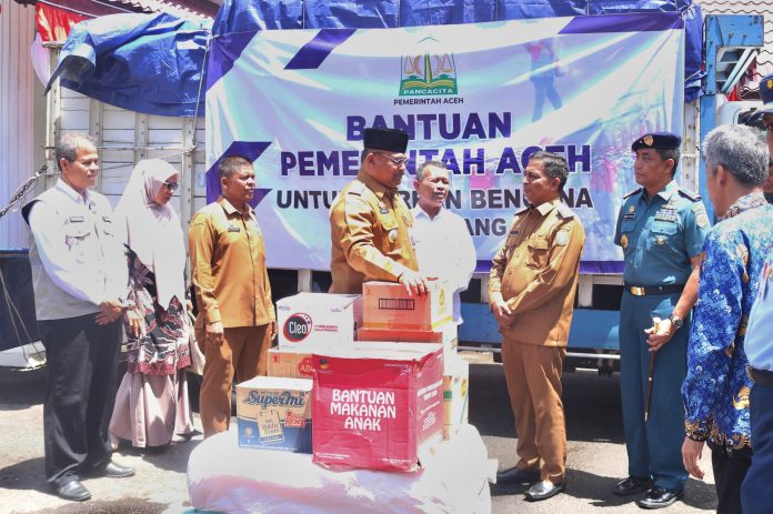 Pj Gubernur Safrizal Serahkan Bantuan Korban Angin Kencang di Sabang
