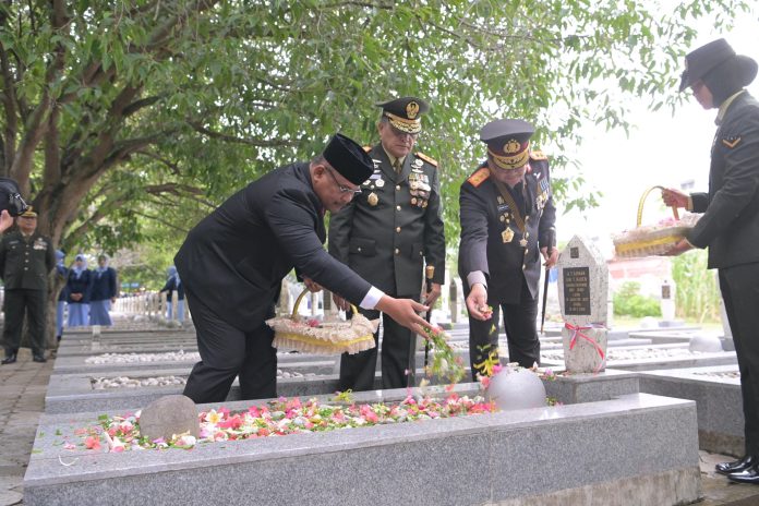 Pj Gubernur Safrizal Tabur Bunga di Taman Makam Pahlawan Sambut HUT TNI