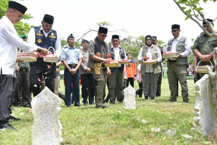Pj Gubernur Safrizal dan Kepala BNPB Ziarah ke Kuburan Massal Tsunami dalam Peringatan Bulan Pengurangan Risiko Bencana