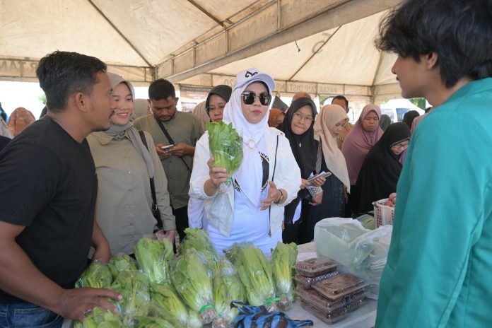 Pj Ketua PKK Aceh Dorong Pemanfaatan Produk Lokal dan Usaha Kecil dalam Kunjungan ke Pasar Tani Distanbun Aceh