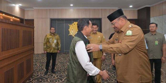 Pj Gubernur Safrizal Sambut Kedatangan Menteri LHK, Ikut Dampingi Kunker ke Bener Meriah
