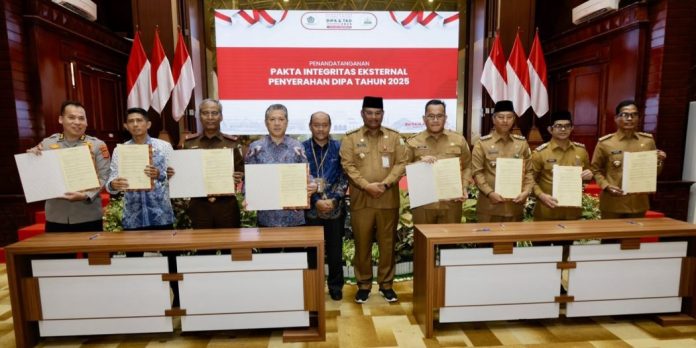 Pj Gubernur Safrizal Serahkan DIPA dan TKD Tahun 2025, Total Rp46,98 Triliun