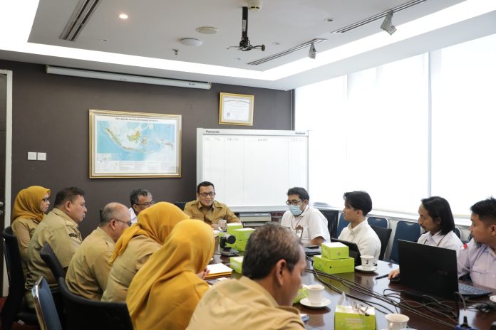 Penjabat Gubernur Safrizal Raih Penghargaan Apresiasi Kinerja Pemerintahan Daerah 2024 JAKARTA - Penjabat Gubernur Aceh, Dr. H. Safrizal ZA, M.Si meraih penghargaan Apresiasi Kinerja Pemerintahan Daerah Tahun 2024, dengan kategori Kesejahteraan Masyarakat. Apresiasi yang diselenggarakan Kementerian Dalam Negeri bersama Tempo Media Group ini, diserahkan Menteri Dalam Negeri (Mendagri) RI, Muhammad Tito Karnavian, diterima oleh Penjabat (Pj) Gubernur Aceh, Dr. H. Safrizal ZA, M.Si, di JW Marriot Hotel (Dua Mutiara Ballroom), Kuningan, Jakarta Selatan, Kamis, 12 Desember 2024. Mendagri RI, Muhammad Tito Karnavian, dalam sambutannya menyampaikan selamat kepada Pemerintah Daerah, mulai dari tingkat Provinsi, Kabupaten dan kota, usai mendapatkan penghargaan tersebut. 