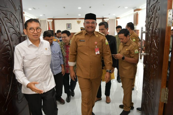 Pj Gubernur Safrizal Antar Kepulangan Menbud Fadli Zon di Bandara SIM
