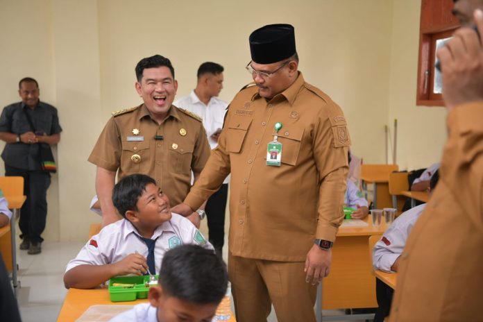 Pj Gubernur Safrizal Cek MBG di SMP dan SMA