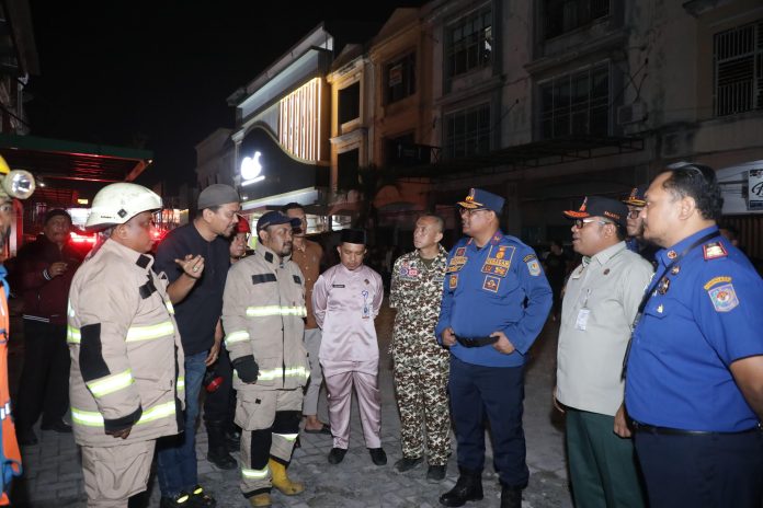 Tunjukkan Aksi Nyata, Dirjen Bina Adwil Beri Komando Langsung petugas Damkar Tangani Kebakaran di Pekanbaru