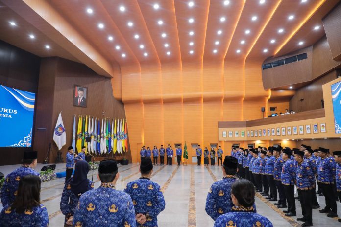 Ini Pesan ke Safrizal ZA sebagai Ketua Korpri Kemendagri Jakarta - Dewan Pengurus Korpri Korps Pegawai Republik Indonesia (Korpri) Nasional resmi melantik Dewan Pengurus Korpri Kementerian Dalam Negeri RI Masa Bakti 2024–2029 di Gedung Kemendagri, Jakarta Pusat, Rabu (10/9/2025). Prof. Asrorun Ni’am Sholeh, Ketua Departemen Pemuda dan Olahraga atas nama Dewan Pengurus Korps Pegawai RI Nasional melantik langsung Safrizal ZA selaku Ketua Korpri Kemendagri bersama jajaran pengurus lainnya melalui Keputusan Dewan Pengurus Korpri Nasional Nomor: Kep-32/KU/VII/2025 tentang Perubahan atas Keputusan Dewan Pengurus Korpri Nasional Nomor Kep-7/KU/II/2024 tentang Susunan Dewan Pengurus Korpri Kemendagri Masa Bakti 2024–2029. Dalam sambutannya, Prof. Asrorun menyampaikan harapannya agar kepengurusan baru Korpri Kemendagri mampu menjalankan tugas dan tanggung jawab dengan sebaik-baiknya. Menurutnya, penguatan kapasitas dan peningkatan kesejahteraan ASN harus berjalan beriringan dengan adaptasi teknologi digital sehingga pelayanan publik menjadi lebih baik, lebih cepat, lebih murah, dan berorientasi pada perbaikan berkelanjutan (continuous improvement). Ia juga menekankan pentingnya menyerap aspirasi masyarakat serta memperkuat sinergi dan kolaborasi dengan seluruh komponen bangsa. “Korpri diharapkan dapat menjadi motor penggerak birokrasi yang profesional, modern, dan relevan dengan tantangan zaman. Dengan digitalisasi, layanan publik bisa lebih transparan, cepat, dan berkualitas,” ungkap Prof. Asrorun. Safrizal ZA usai pelantikan menyatakan Korpri memiliki tiga tugas ekstra. Satu, membina kode etik dan pengembangan profesi. Kedua, bantuan hukum. Ketiga peningkatan kesejahteraan. Ia menambahkan, kepengurusan baru akan bekerja lebih terbuka, adaptif, dan responsif terhadap kebutuhan aparatur maupun masyarakat. “Korpri Kemendagri harus menjadi teladan, tidak hanya bagi internal kementerian, tetapi juga bagi seluruh ASN di Indonesia. Kami akan menjalankan amanah ini dengan penuh tanggung jawab, memperkuat kapasitas ASN, dan menghadirkan layanan publik yang makin cepat, murah, serta berorientasiw digital,” pungkas Safrizal. Adapun susunan Dewan Pengurus Korpri Kemendagri Masa Bakti 2024–2029 terdiri atas: Menteri Dalam Negeri (Penasehat), Dr. Ribka Haluk, S.Sos., MM. (Wakil Penasehat), Dr. Bima Arya Sugiarto (Wakil Penasehat II), dan Komjen Pol. Drs. Tomsi Tohir, M.Si. (Pengarah). Ketua dijabat oleh Dr. Drs. Safrizal ZA, M.Si., dengan jajaran Wakil Ketua I Ir. Restuardy Daud, M.Sc., CGRE., Wakil Ketua II Anwar Harun Damanik, S.STP., MM., dan Wakil Ketua III Dr. Drs. Bahtiar, M.Si., serta dilengkapi ketua bidang dan anggota masing-masing. Sebelumnya jabatan Ketua Kopri Kemendagri dijabat oleh Dr. H. Suhajar Diantoro, M.Si. Selain dikenal sebagai birokrat yang handal dan mumpuni, Dr. Safrizal ZA, M.Si juga pernah menjabat sebagai Pj Gubernur di tiga provinsi yakni Kalimantan Selatan, Kepulauan Bangka Belitung dan terakhir di Aceh.