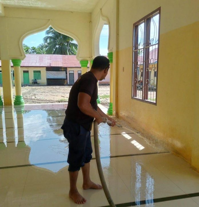 Bersihkan Banjir Sumatera, Damkar Semprot Lumpur