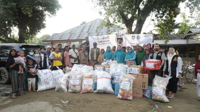 Ditjen Bina Adwil & TP PKK Tembus ke 18 Lokasi Banjir Terparah di Aceh Serahkan Bantuan