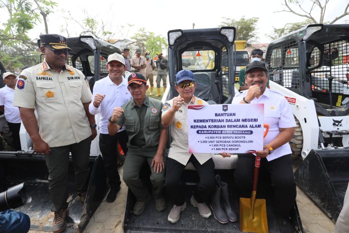 Kasatgas Tito Karnavian Salurkan Bantuan Terpadu untuk Percepat Pemulihan Aceh Tamiang