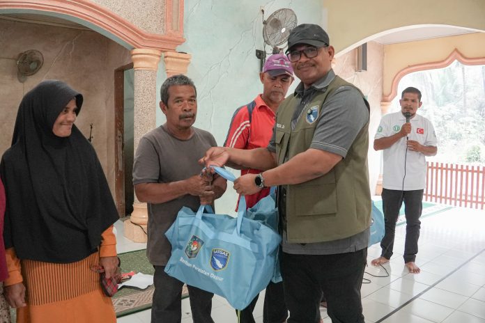 Safrizal ZA Serahkan Bantuan Peralatan Dapur ke 600 KK di Bireuen 