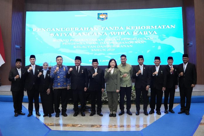 Mendagri Serahkan Penghargaan Satyalancana atas Inovasi Sektor Maritim