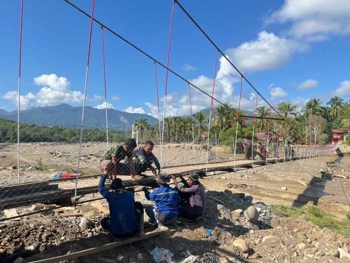 TNI Bangun Jembatan Gantung di Kampung Reje Payung, Safrizal Beri Apresiasi