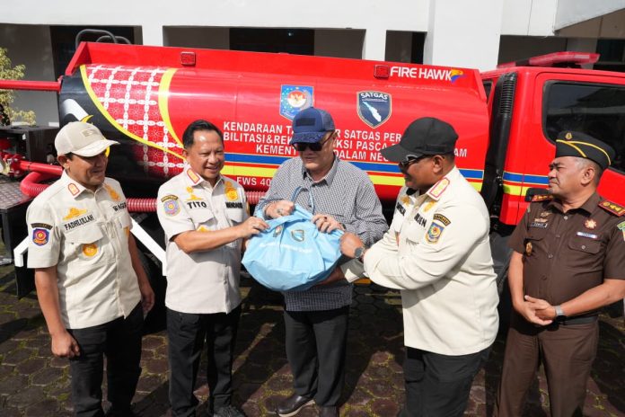 Tito Serahkan 1 Unit Fire Hawk Multifungsi untuk Pemkab Bener Meriah
