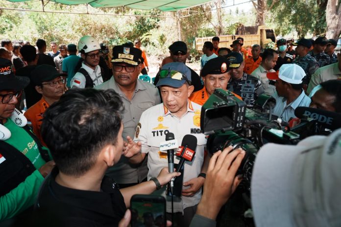Mendagri Tinjau dan Salurkan Bantuan Bencana Gempa Bumi di NTT